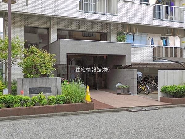 ゆったりとした印象のエントランスです。