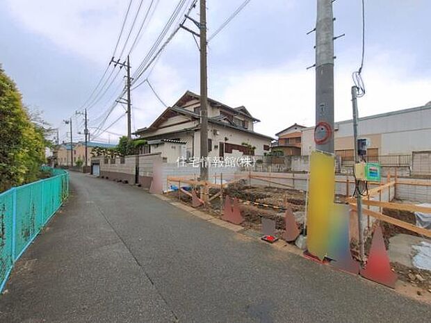 前面道路を含めた現地写真です。