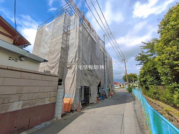 前面道路を含めた現地写真です。