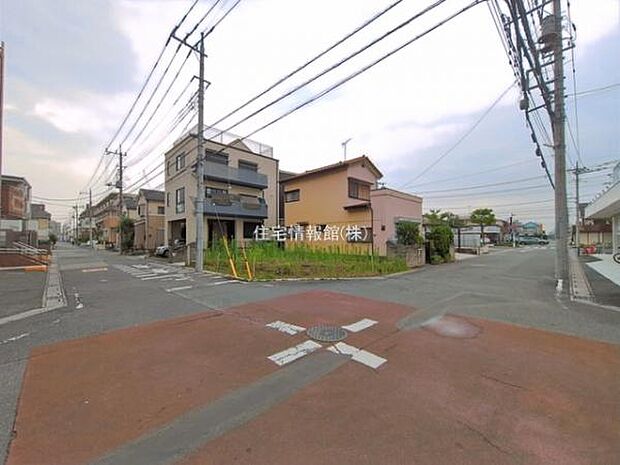 前面道路を含めた現地写真です。