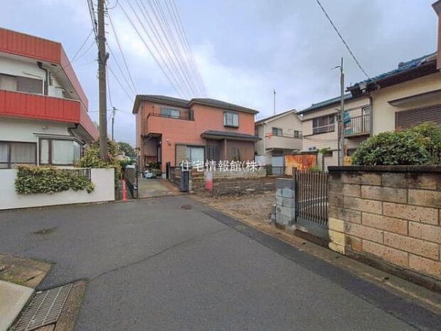 前面道路を含めた現地写真です。