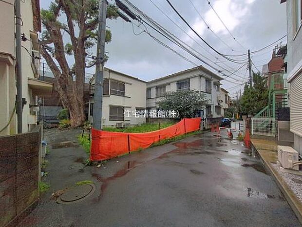 前面道路を含めた現地写真です。
