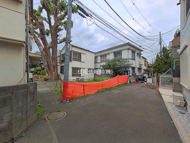 前面道路を含めた現地写真です。