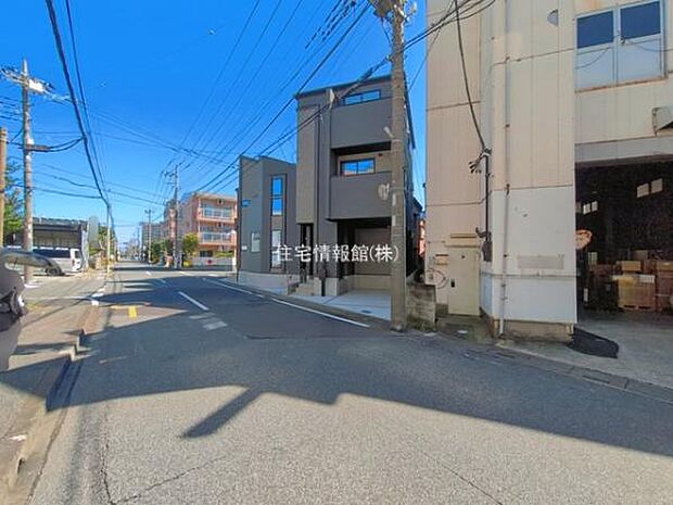 前面道路を含めた現地写真です。
