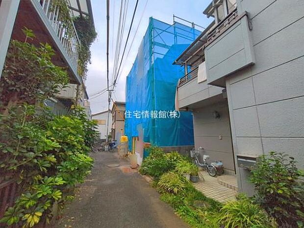 前面道路を含めた現地写真です。