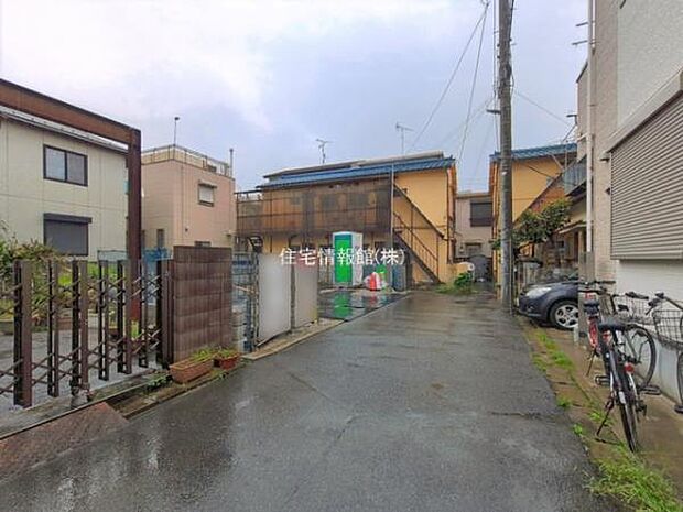 前面道路を含めた現地写真です。