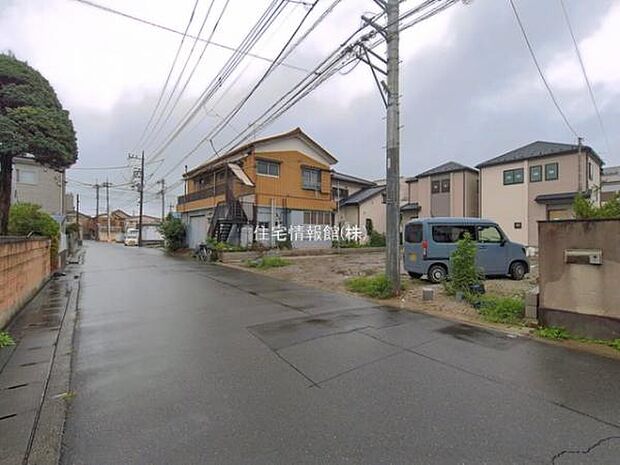 前面道路を含めた現地写真です。