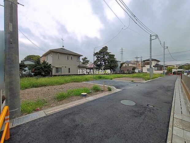 前面道路を含めた現地写真です。