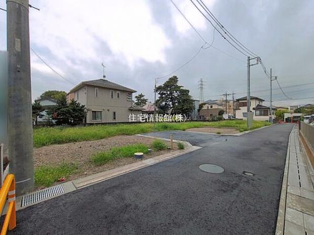 前面道路を含めた現地写真です。