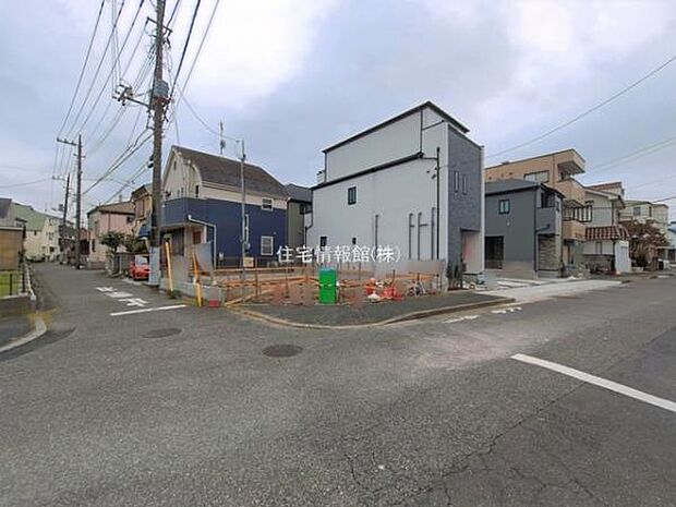 前面道路を含めた現地写真です。