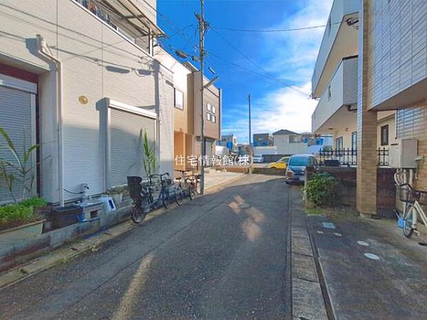 前面道路を含めた現地写真です。