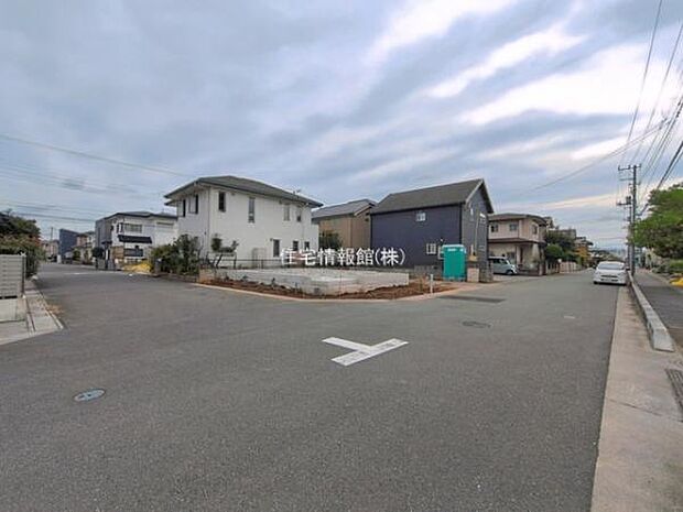 前面道路を含めた現地写真です。
