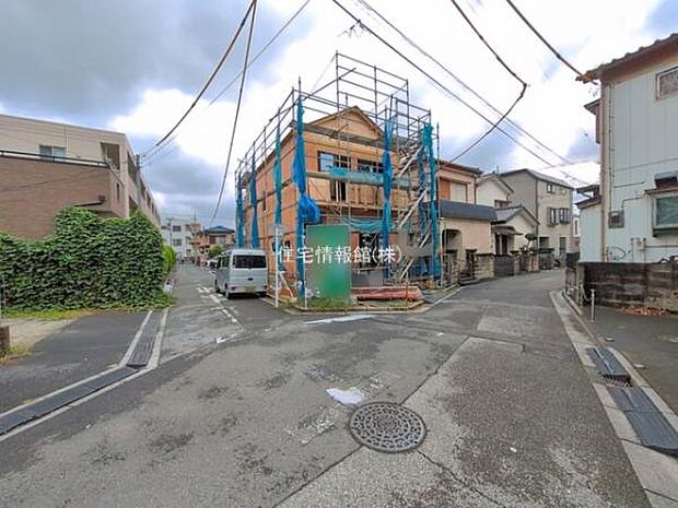 前面道路を含めた現地写真です。