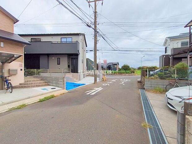 前面道路を含めた現地写真です。