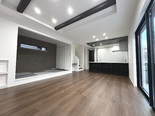 明るい日差しが入る風通しの良いリビングです。