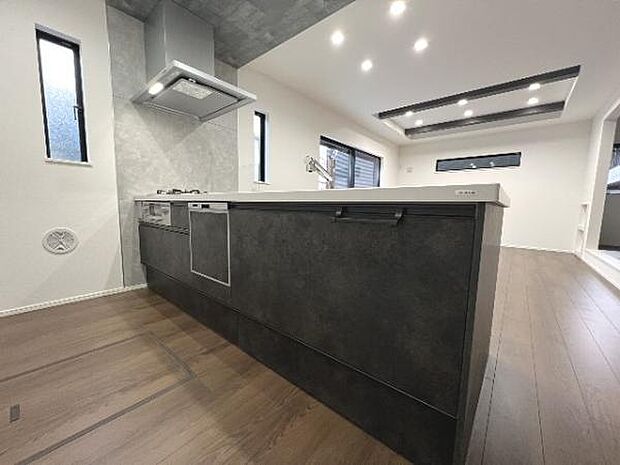 作業スペースが広く家事動線をゆったりと確保できるキッチンです。