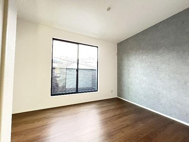 明るい広々とした主寝室でご家族ゆっくりお休みになれますね。