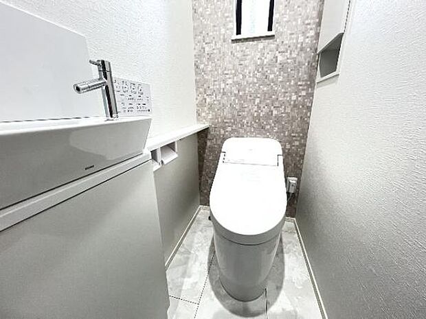 シャワー洗浄機能付のトイレは、清潔感が印象的な空間ですね。