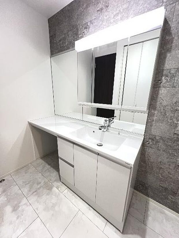 シャワー付き洗面化粧台です。手軽にシャンプーができ、お掃除もしやすいですね。