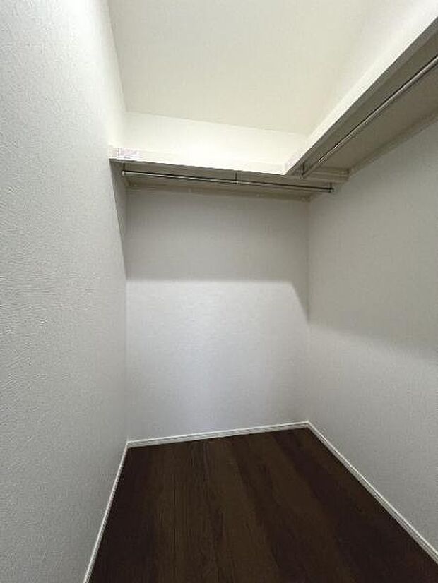 ウォークインクローゼットは、ハンガーパイプや枕棚が備わっており、お洋服等すっきりと収納いただけます。