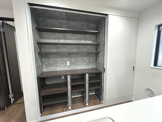 キッチン後ろにある収納です。