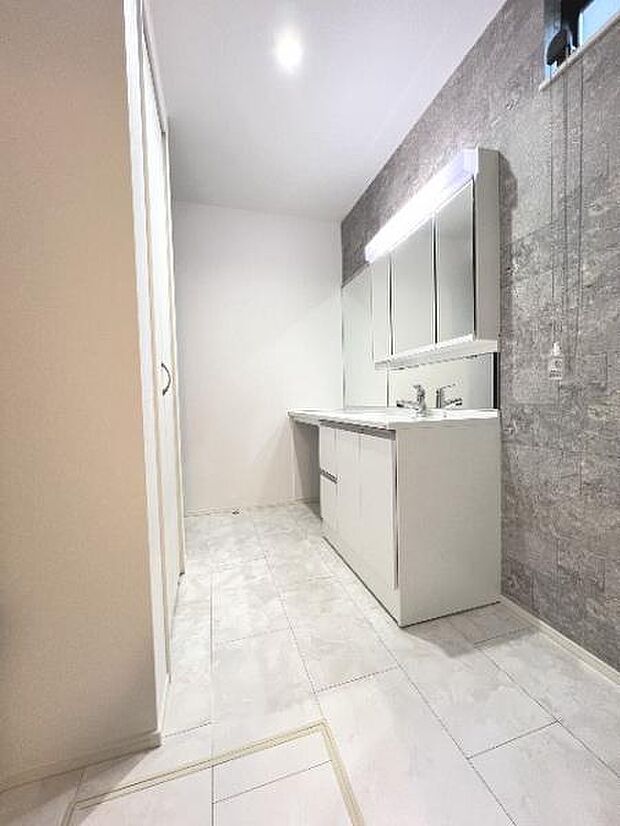 快適で清潔感がある脱衣スペースです。