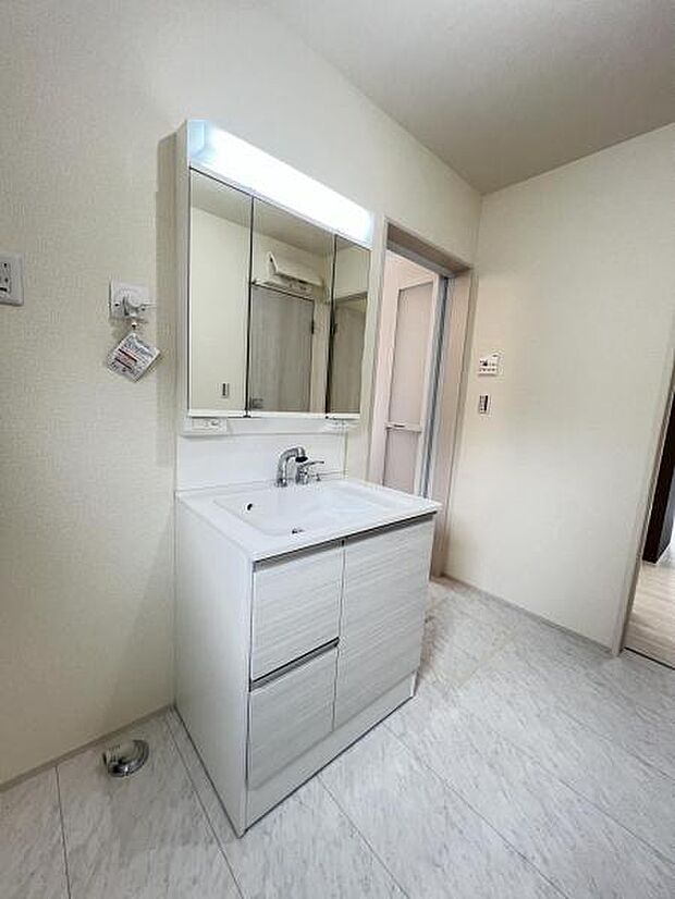 洗面化粧台です。朝の身支度から1日が始まります。