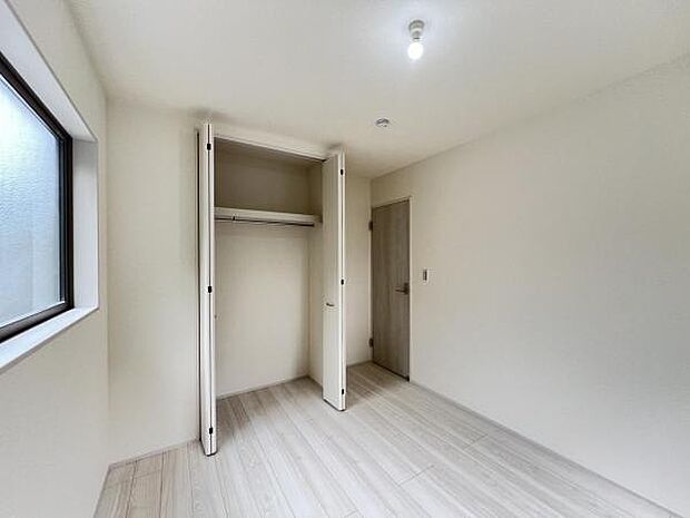 いつでもお部屋をスッキリお使い頂ける収納スペースを設置。