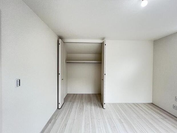 いつでもお部屋をスッキリお使い頂ける収納スペースを設置。