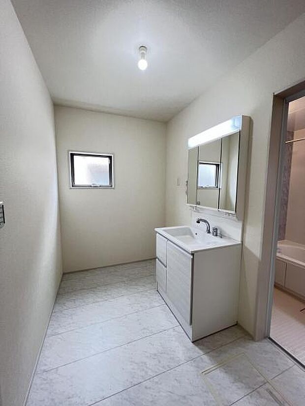 脱衣所は小さなお子様がいるご家庭にも重宝されます。