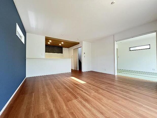 明るい日差しが入る風通しの良いリビングです。