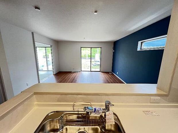 キッチンからリビングが見渡せ、お料理中もご家族の様子を見守れます