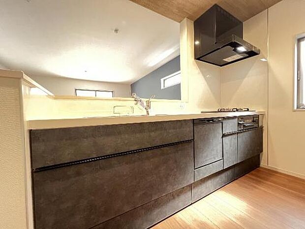 作業スペースが広く家事動線をゆったりと確保できるキッチンです。