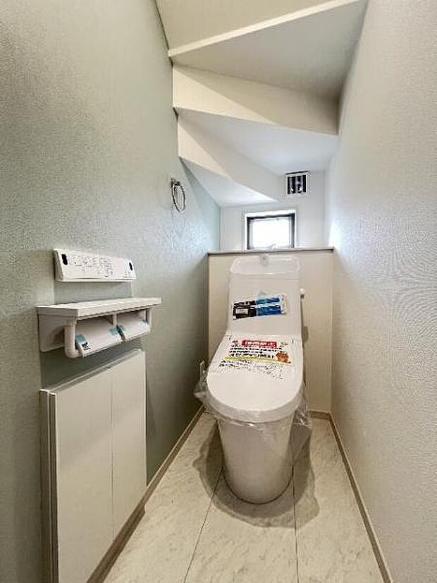 シャワー洗浄機能付のトイレは、清潔感が印象的な空間ですね。