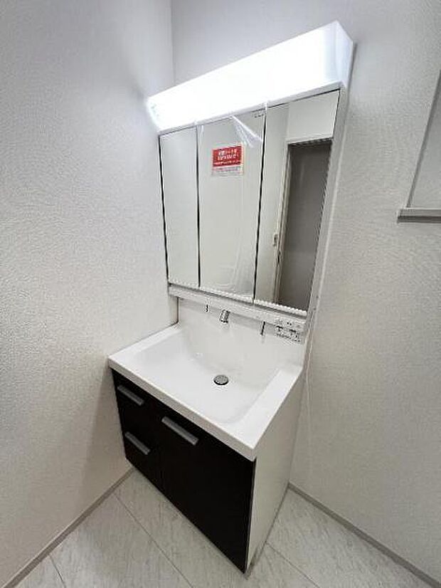 シャワー付き洗面化粧台です。手軽にシャンプーができ、お掃除もしやすいですね。