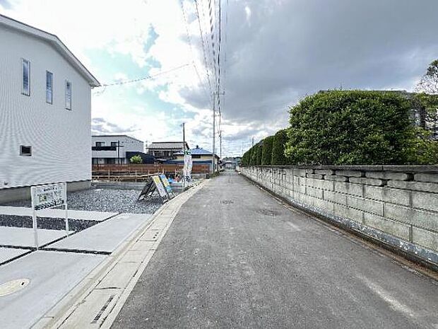 前面道路を含めた現地写真です。