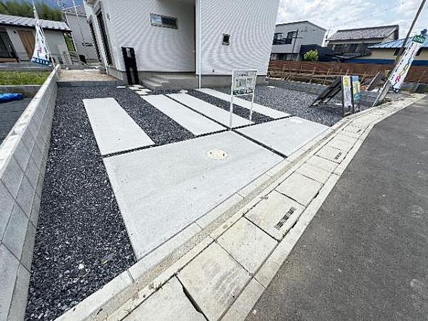 駐車場です。前面道路との高低差も少なく、スムーズに出入りできます。