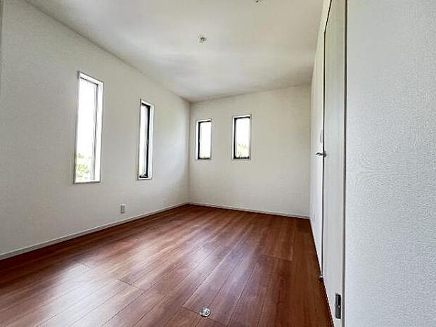 木の温もりが優しいフローリングの収納スペース付き洋室です。