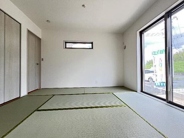 直接布団を敷いて寝ることができる和室。寝具が収納できる押入付きです。