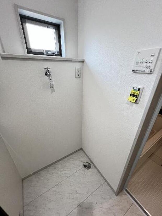 独立洗面台の横にはランドリースペースがございます。