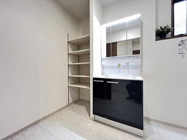 洗面化粧台です。朝の身支度から1日が始まります。