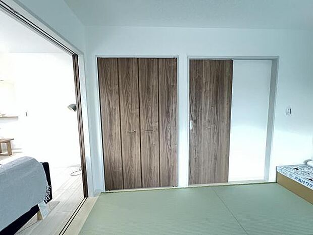 いつでもお部屋をスッキリお使い頂ける収納スペースを設置。