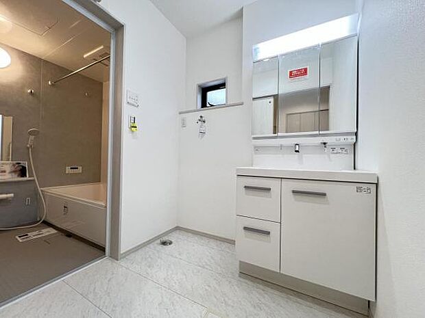 洗面化粧台です。朝の身支度から1日が始まります。