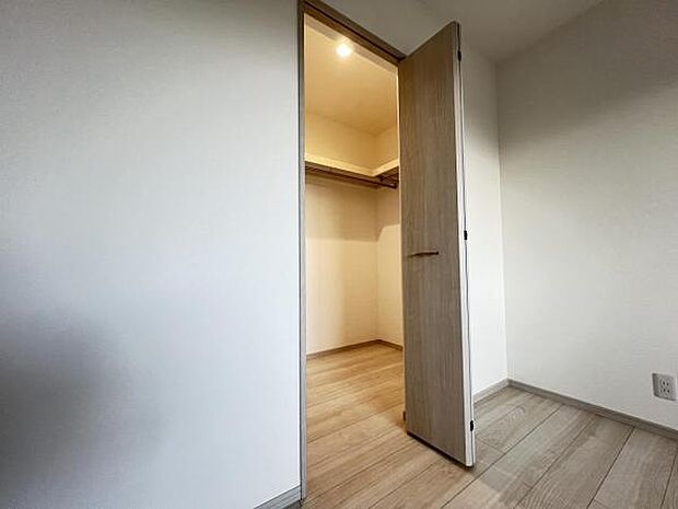 ウォークインクローゼットがあり収納スペースも豊富。季節物もスッキリ片付きそうです。