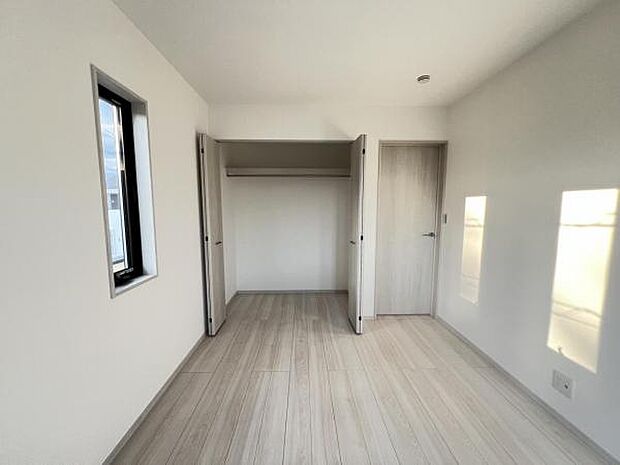 いつでもお部屋をスッキリお使い頂ける収納スペースを設置。