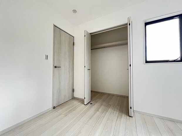 いつでもお部屋をスッキリお使い頂ける収納スペースを設置。