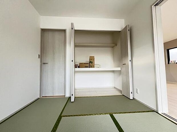 いつでもお部屋をスッキリお使い頂ける収納スペースを設置。