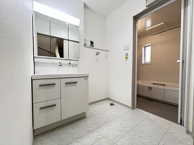 洗面化粧台です。朝の身支度から1日が始まります。