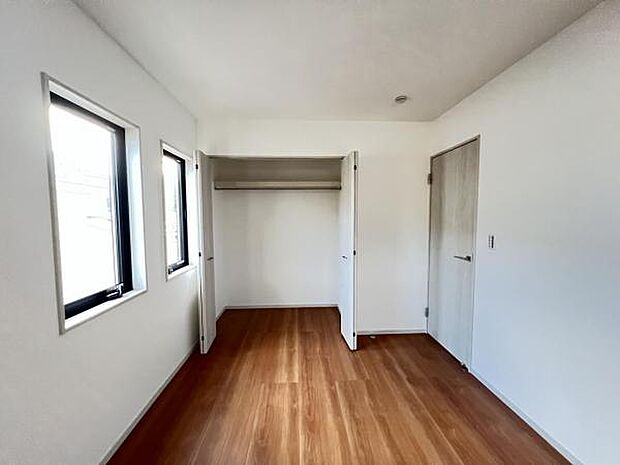 いつでもお部屋をスッキリお使い頂ける収納スペースを設置。