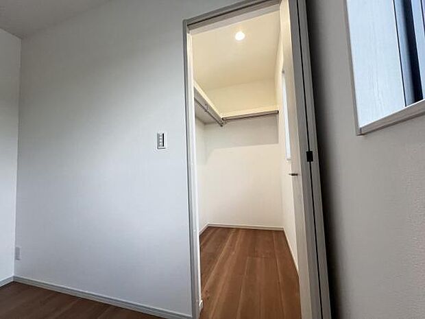 ウォークインクローゼットがあり収納スペースも豊富。季節物もスッキリ片付きそうです。